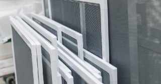 Москитные сетки на пластиковые окна Карпинск купить по цене от 942 руб.